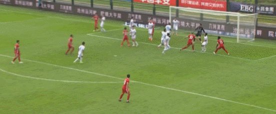 被球晃了？梅州门将判断错球路+滑倒送南京外援空门得分