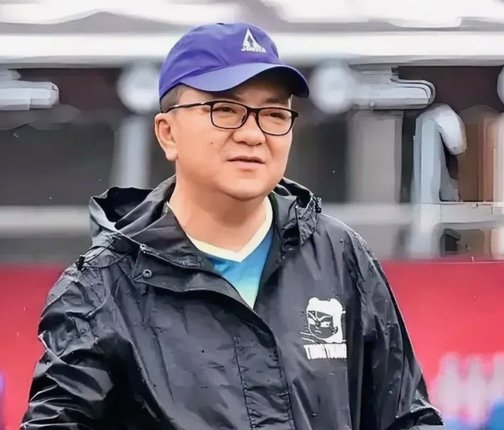 目前来看，董路只有把自己5岁的亲儿子送进巴萨才能堵住黑子的嘴
