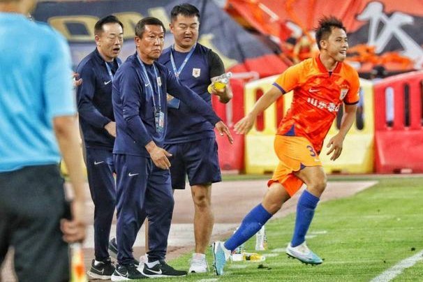 泰山“手球”致败 关键时刻失误代价高