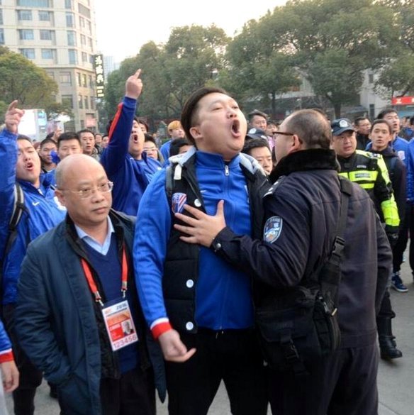 天津球迷父子地铁遭武汉球迷围殴 警方立案调查