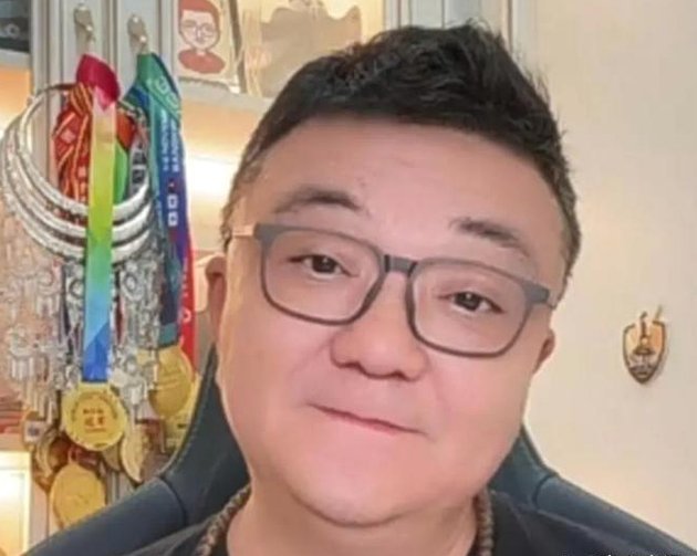 董路直播间和报道小将的西班牙留学生开撕